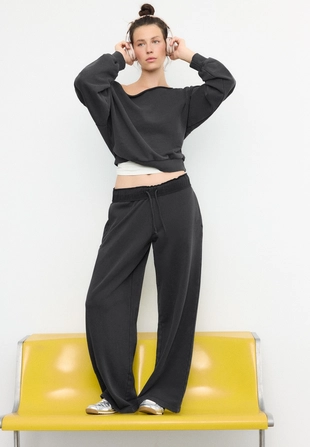 Брюки-джоггеры прямого кроя с эффектом потертости- Заказать в России