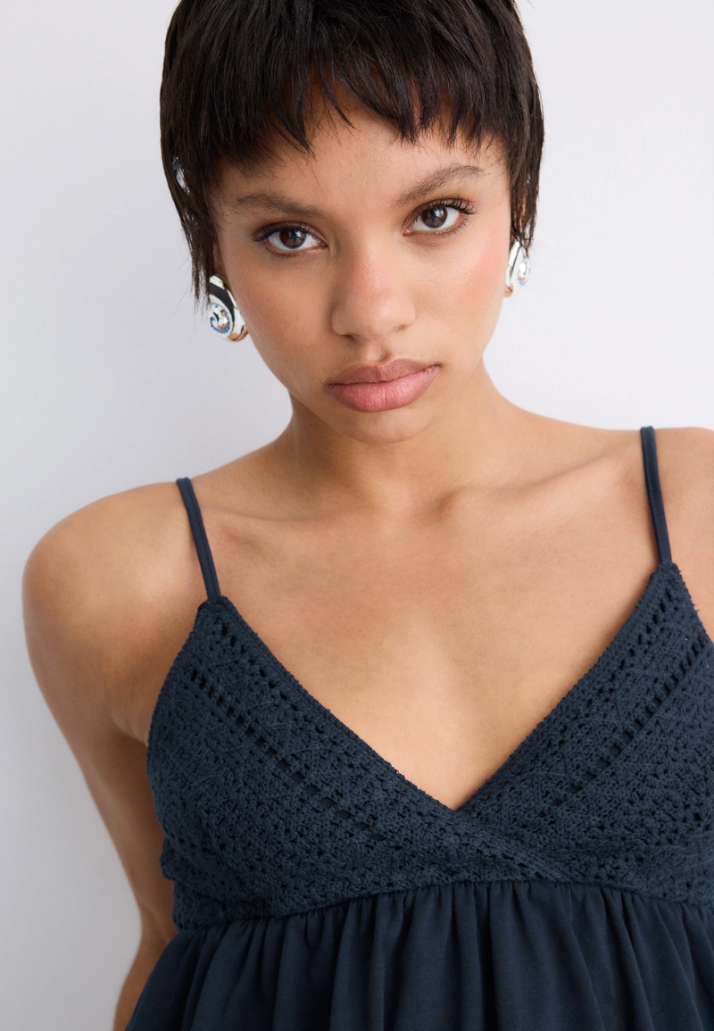 Топ на бретелях с отделкой кроше