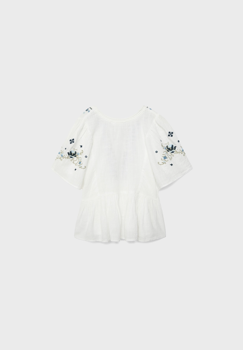 Блуза с короткими рукавами и контрастной вышивкой