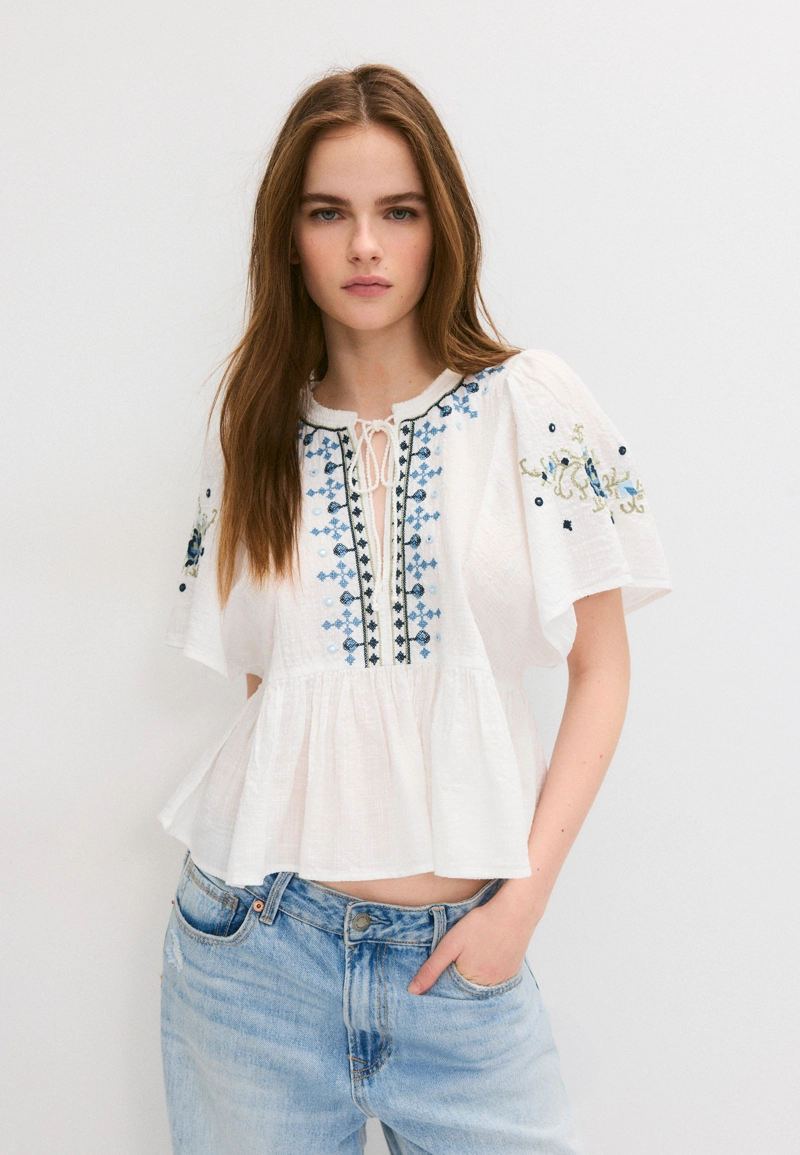 Блуза с короткими рукавами и контрастной вышивкой