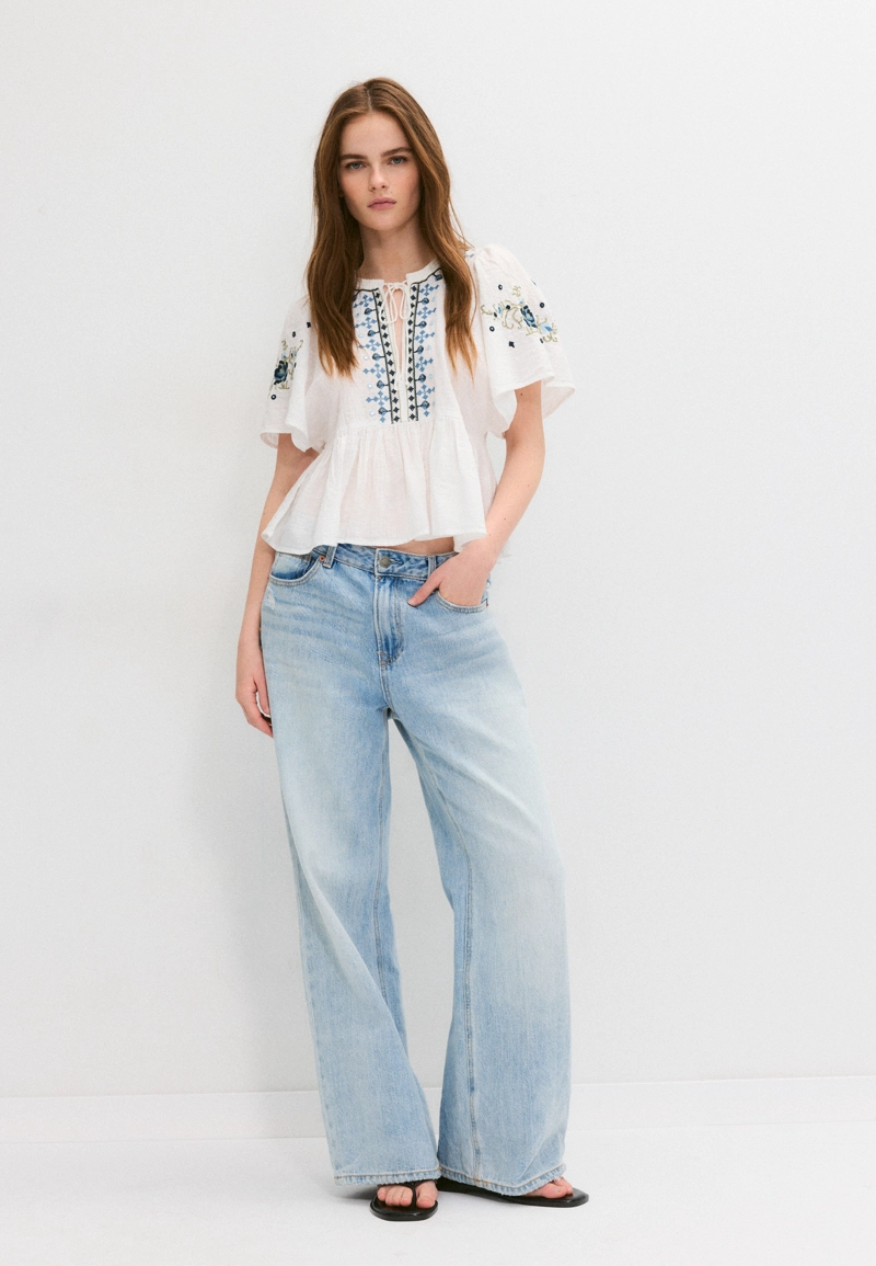 Блуза с короткими рукавами и контрастной вышивкой