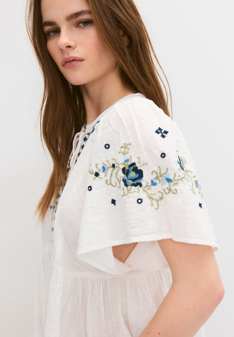 Блуза с короткими рукавами и контрастной вышивкой