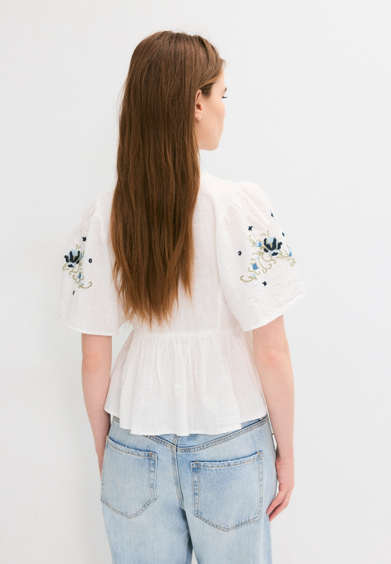 Блуза с короткими рукавами и контрастной вышивкой