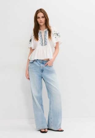 Блуза с короткими рукавами и контрастной вышивкой- Заказать в России