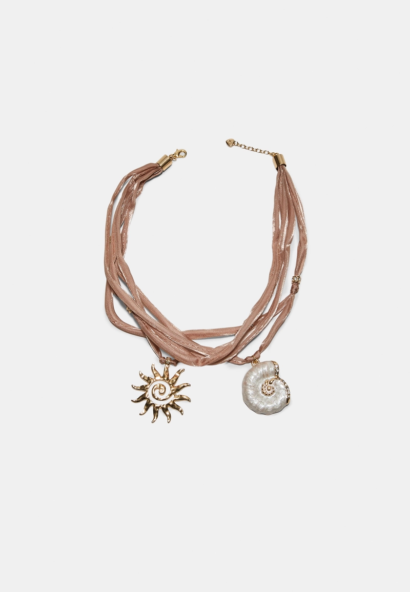КОЛЬЕ-ЧОКЕР С ПОДВЕСКАМИ В ВИДЕ СОЛНЦА И РАКОВИНЫ