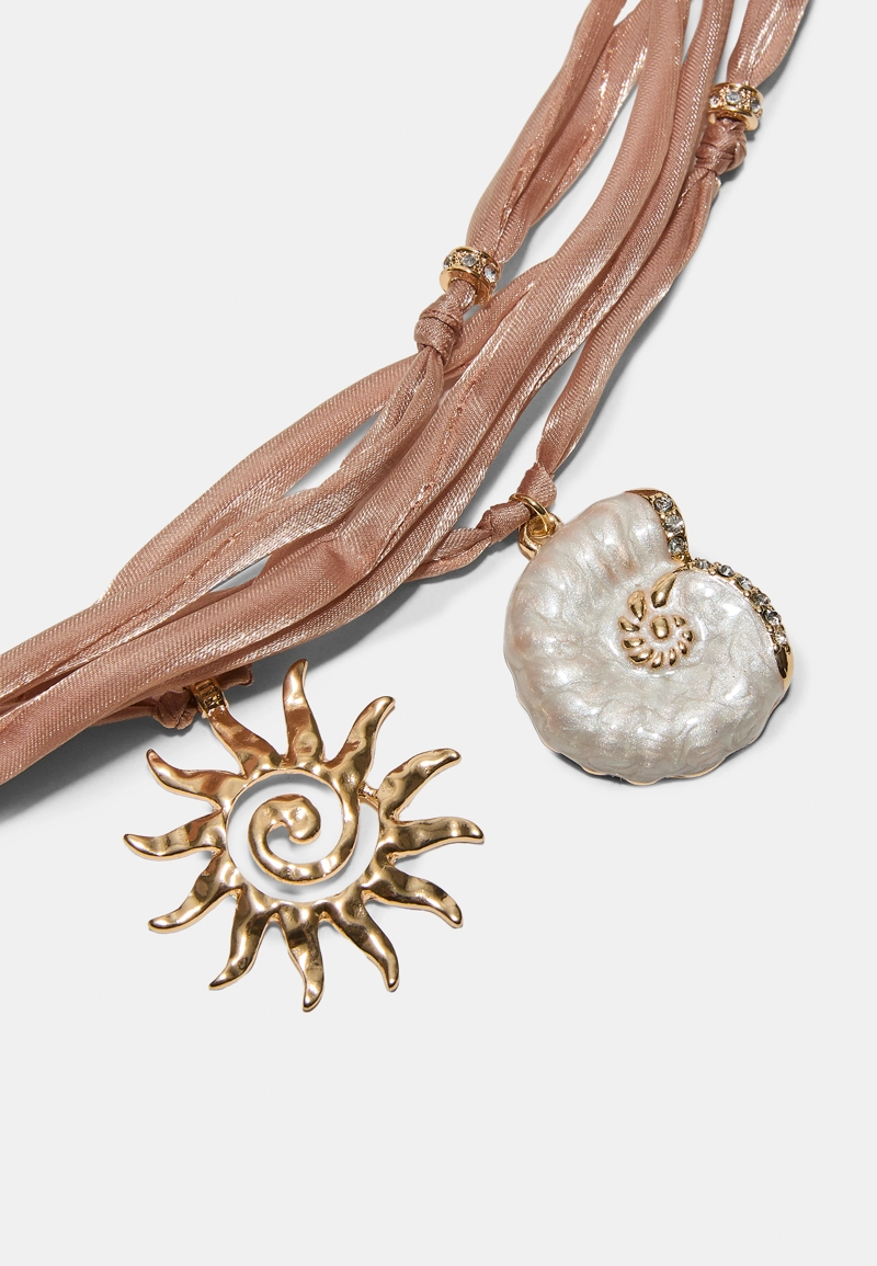 КОЛЬЕ-ЧОКЕР С ПОДВЕСКАМИ В ВИДЕ СОЛНЦА И РАКОВИНЫ