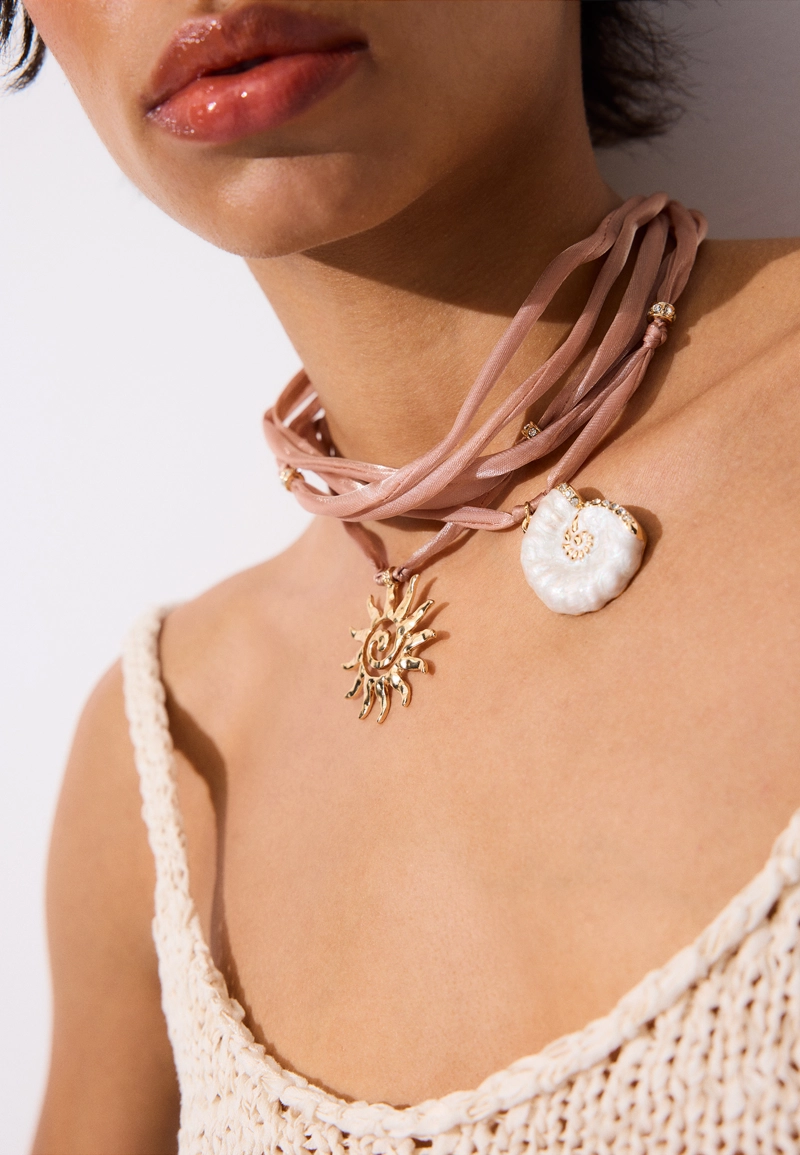 КОЛЬЕ-ЧОКЕР С ПОДВЕСКАМИ В ВИДЕ СОЛНЦА И РАКОВИНЫ