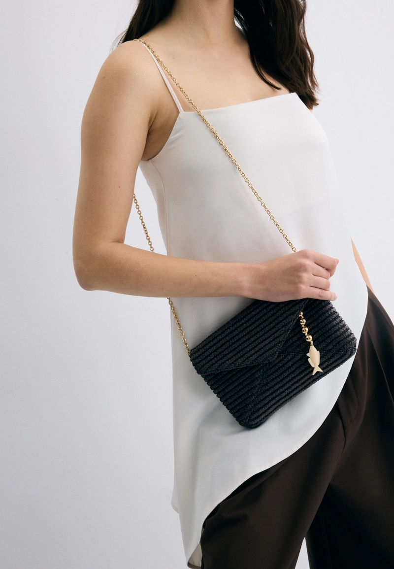 Сумка-конверт из рафии с плечевым ремнем