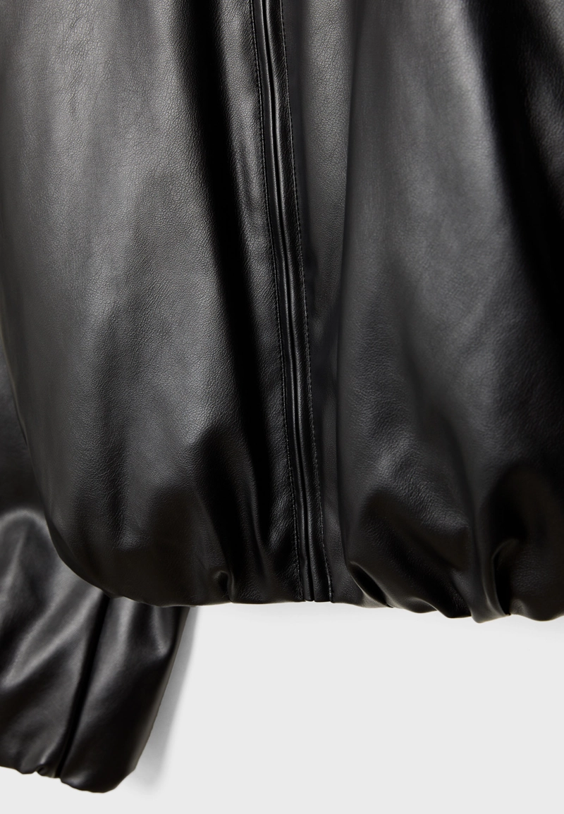 Стеганая куртка-бомбер из искусственной кожи