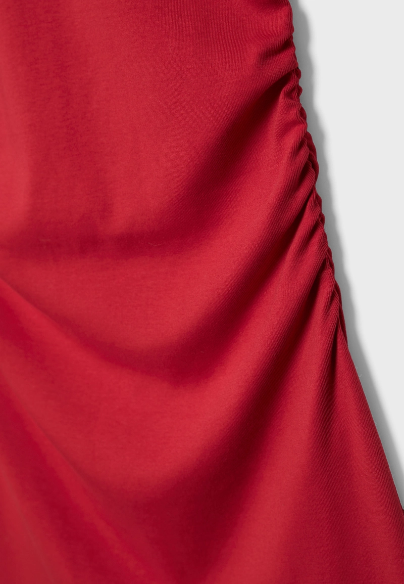 Короткое приталенное платье со сборками