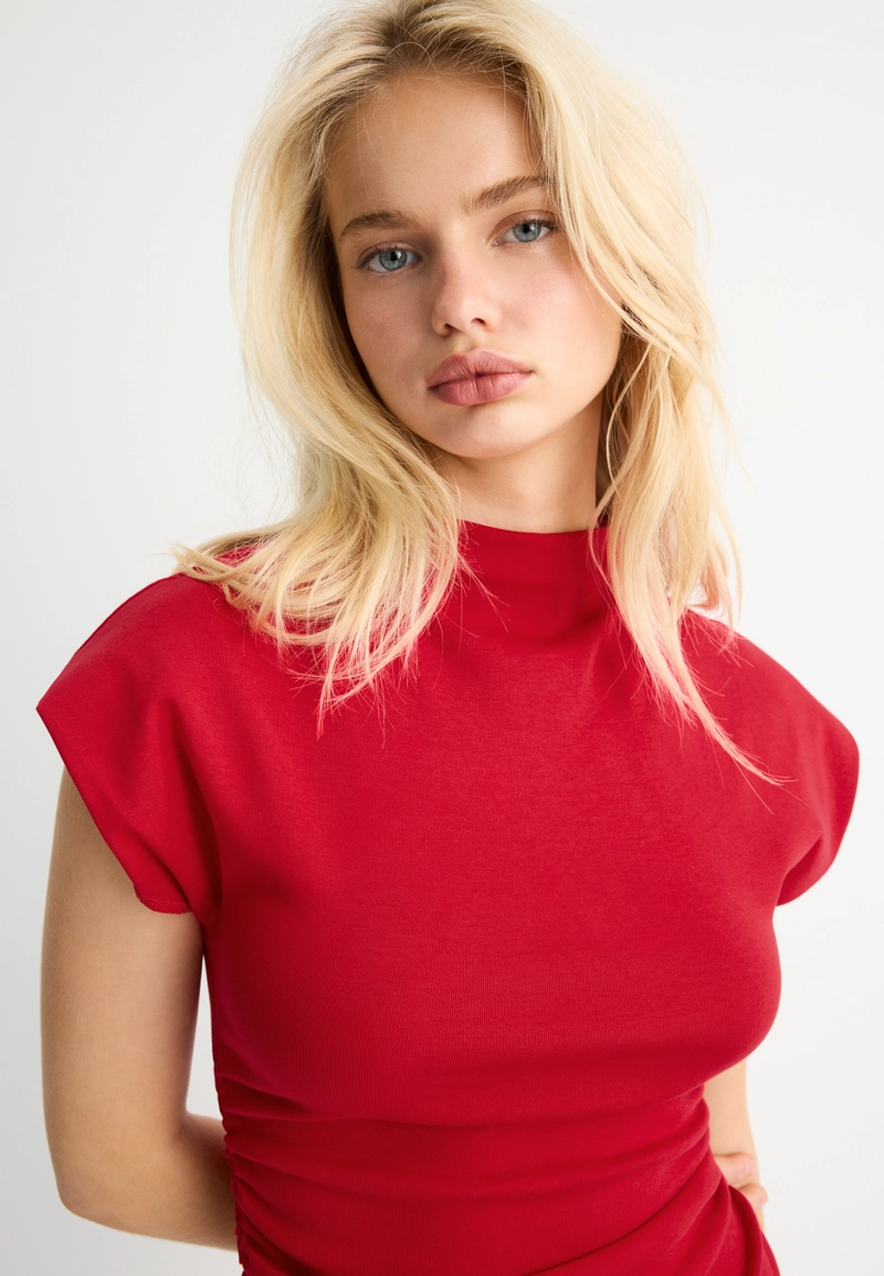 Короткое приталенное платье со сборками