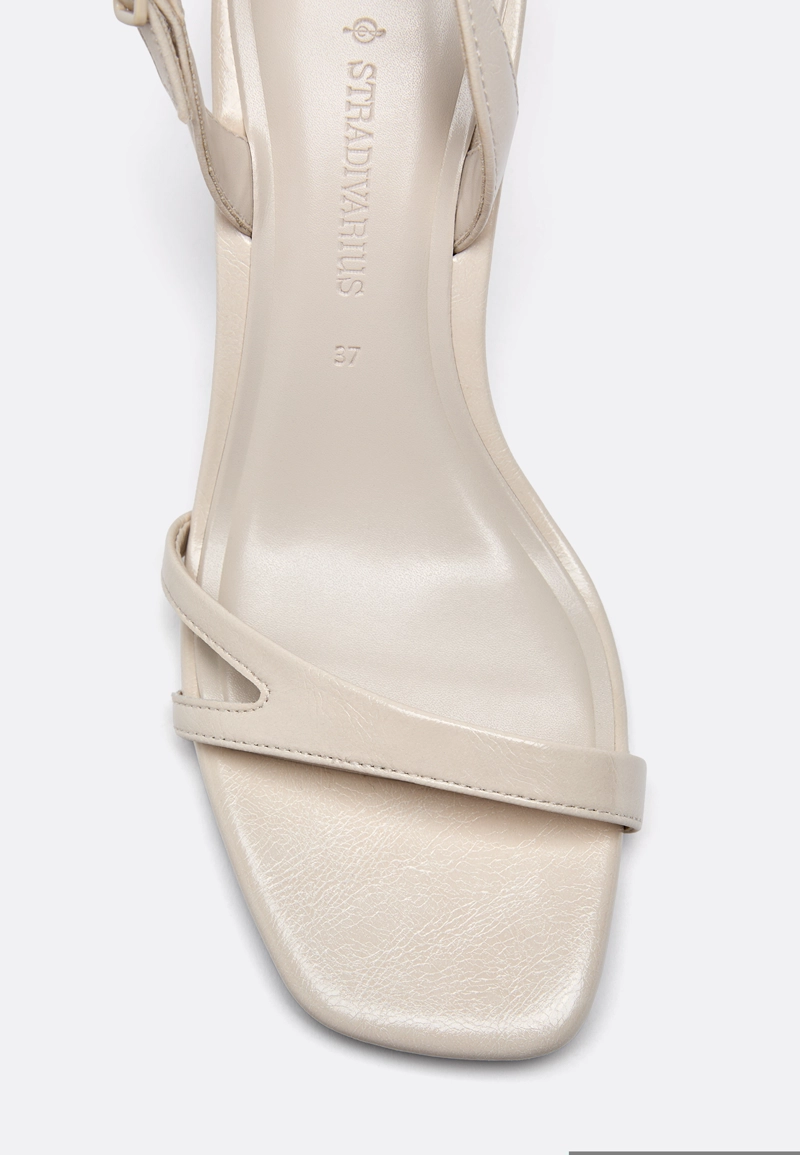 Босоножки на каблуке с вырезами