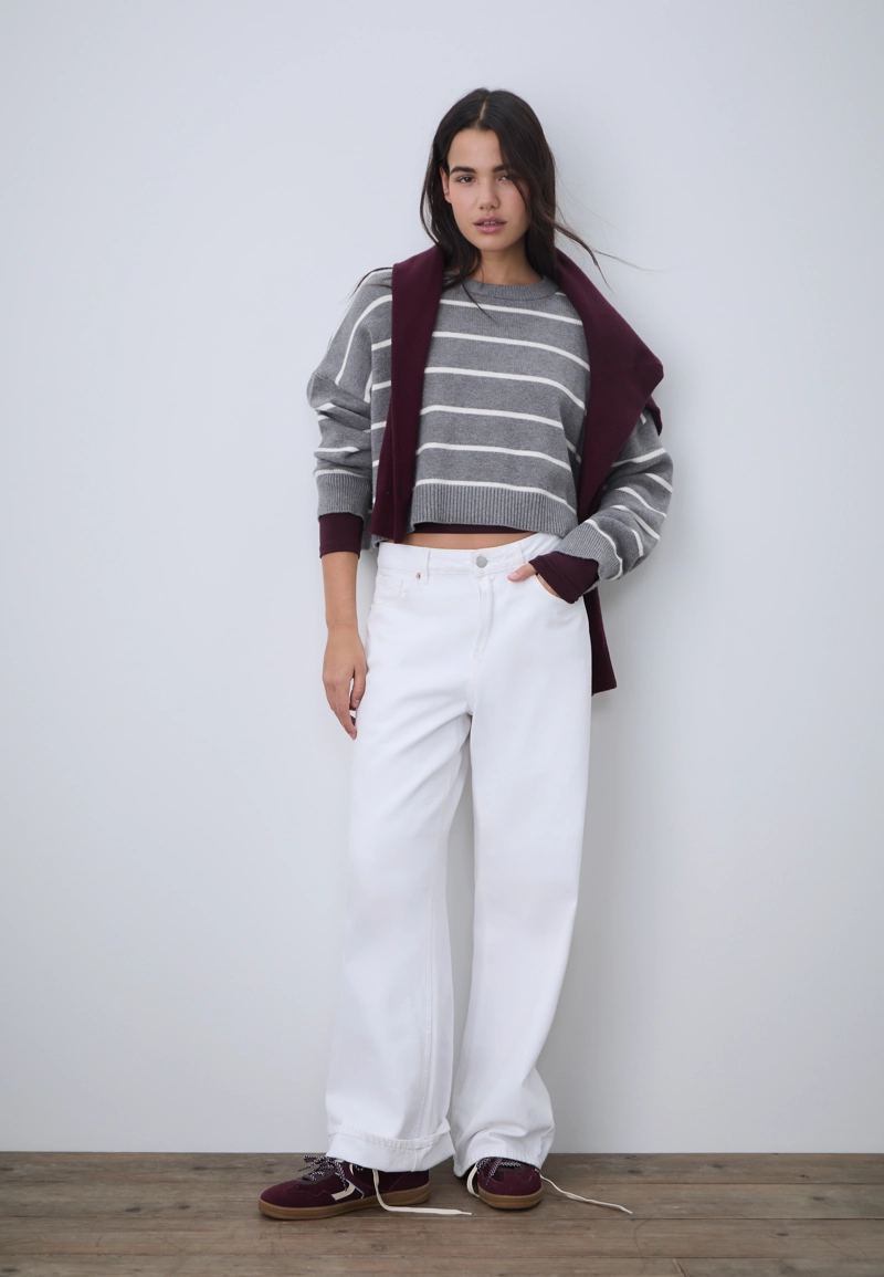 Укороченный полосатый трикотажный свитер