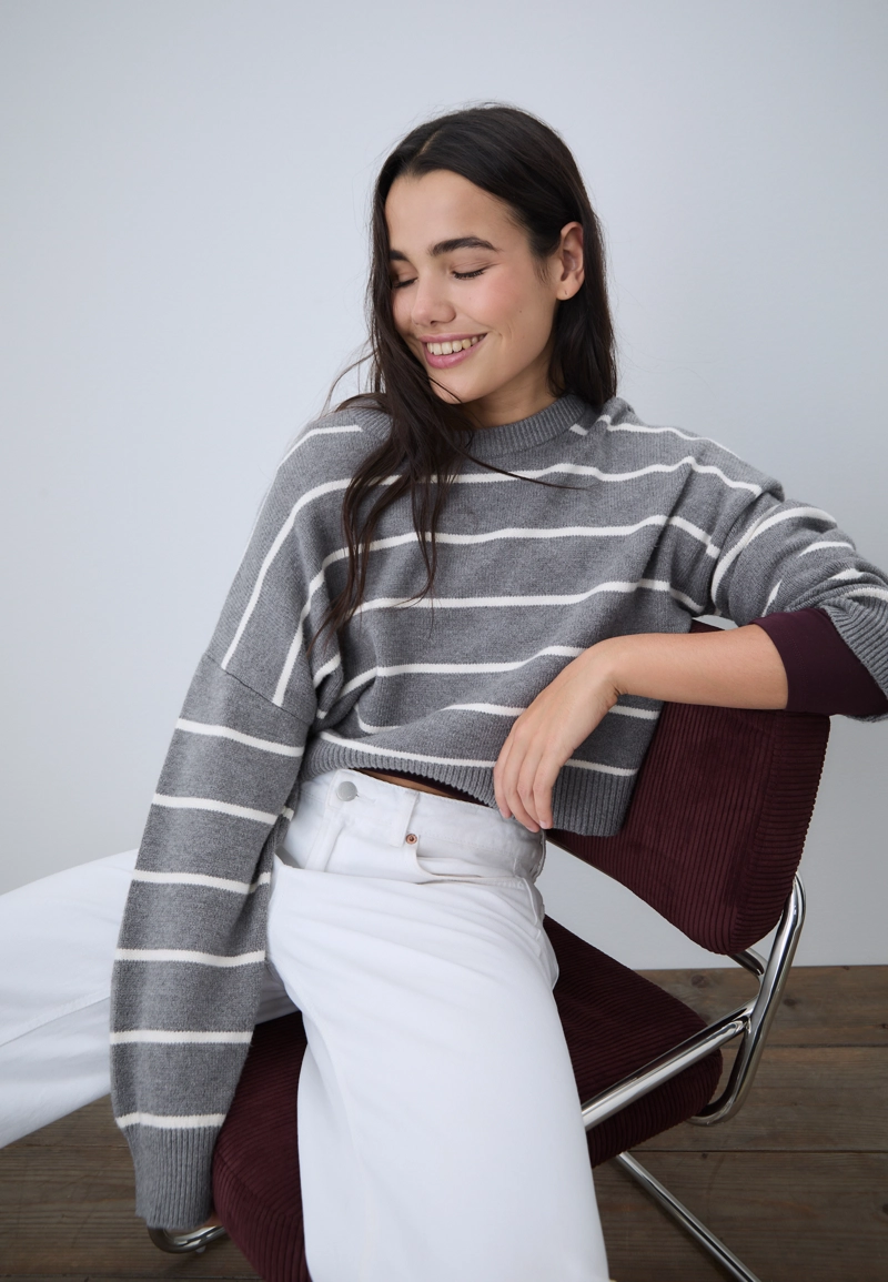 Укороченный полосатый трикотажный свитер