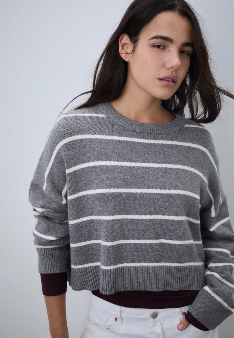 Укороченный полосатый трикотажный свитер