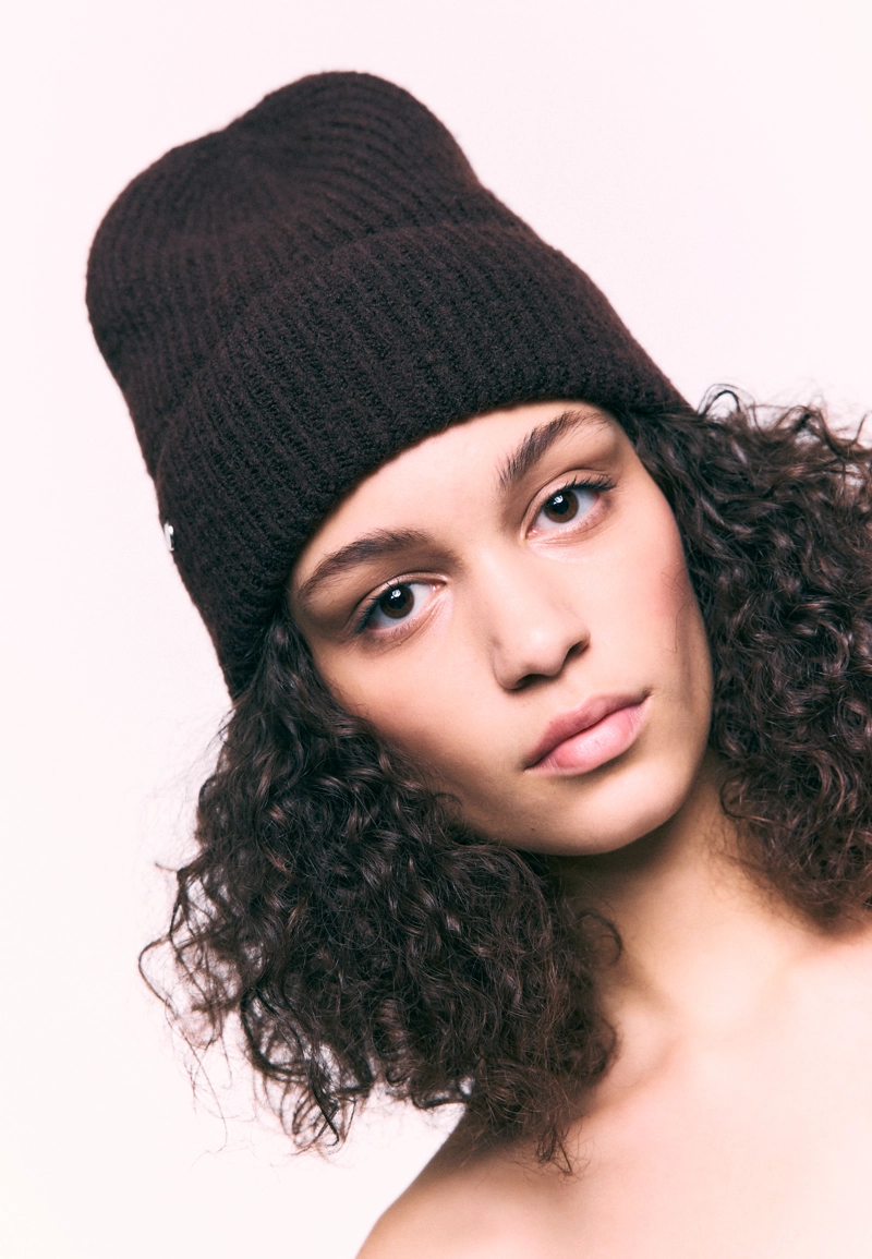 Шапка в рубчик с нашивкой