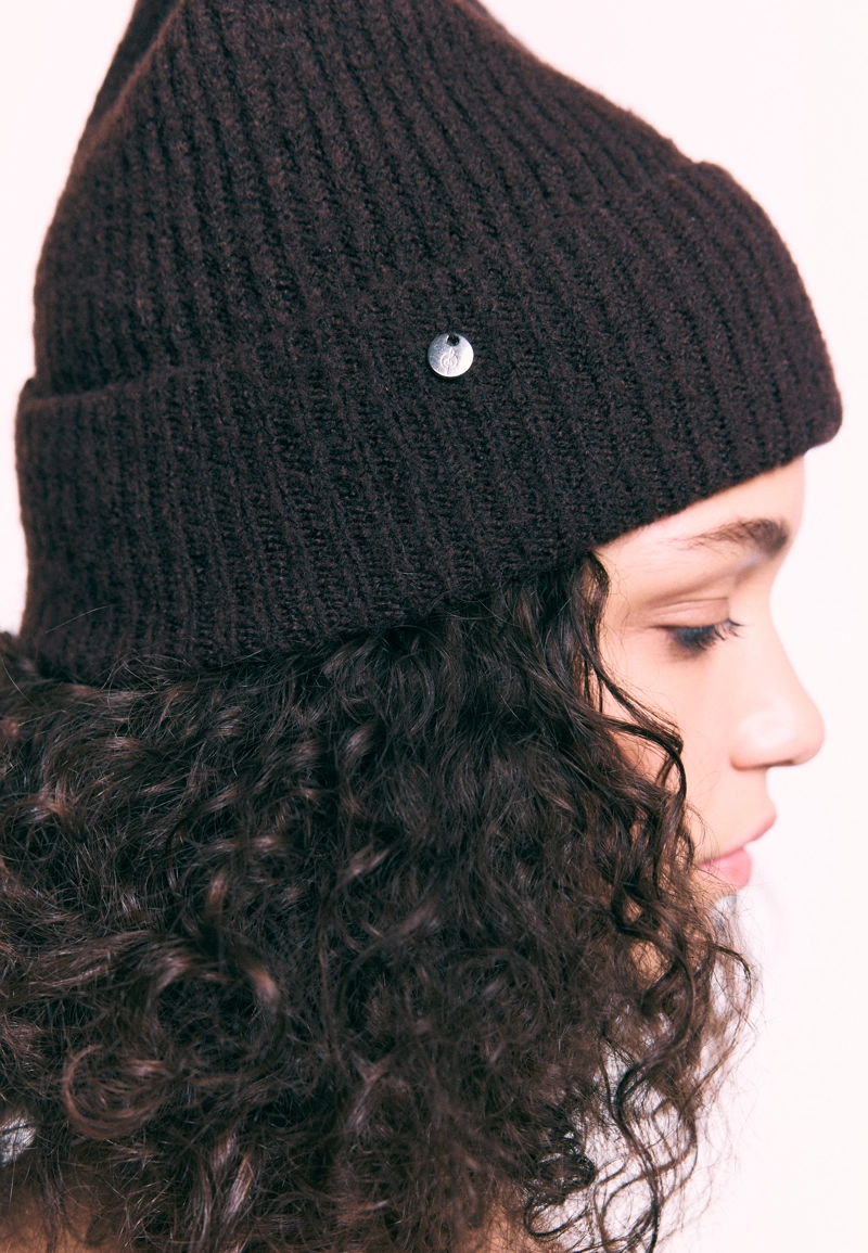 Шапка в рубчик с нашивкой