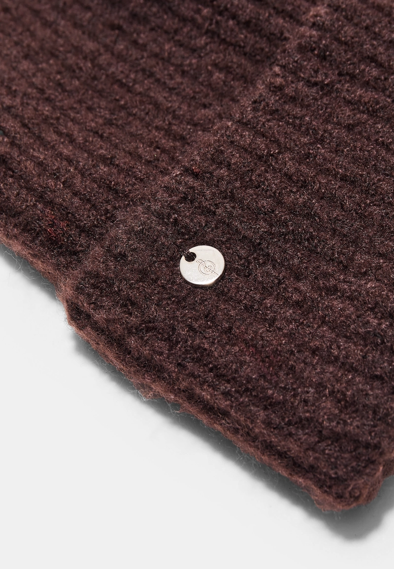 Шапка в рубчик с нашивкой