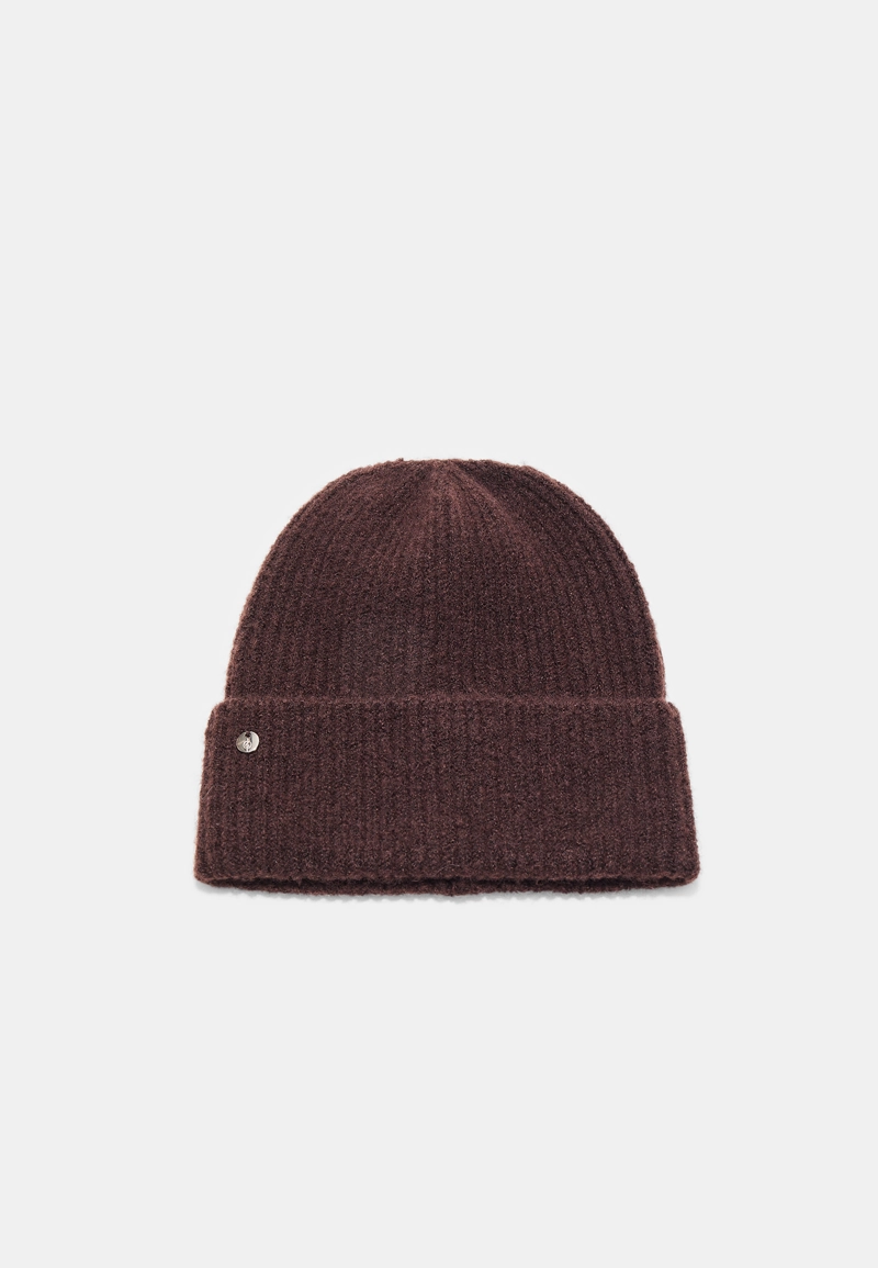 Шапка в рубчик с нашивкой