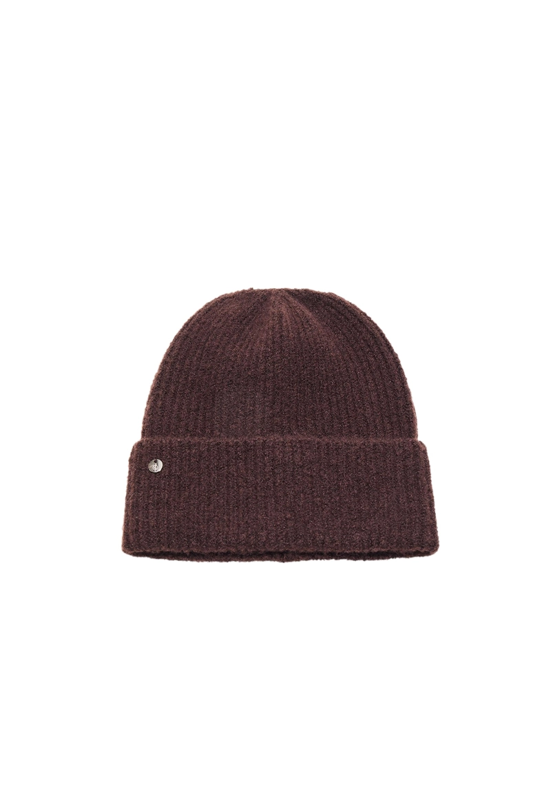 Шапка в рубчик с нашивкой