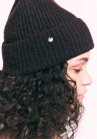 Шапка в рубчик с нашивкой- Заказать в России