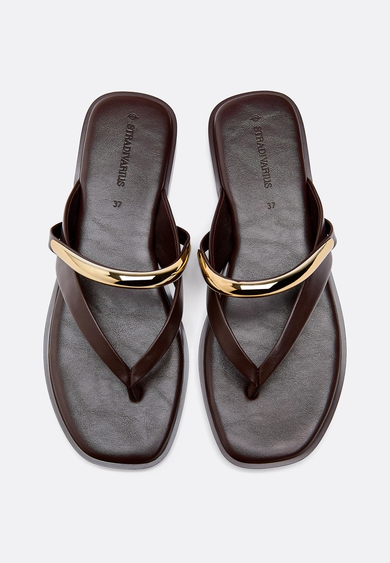 Сандалии-вьетнамки с металлическими деталями