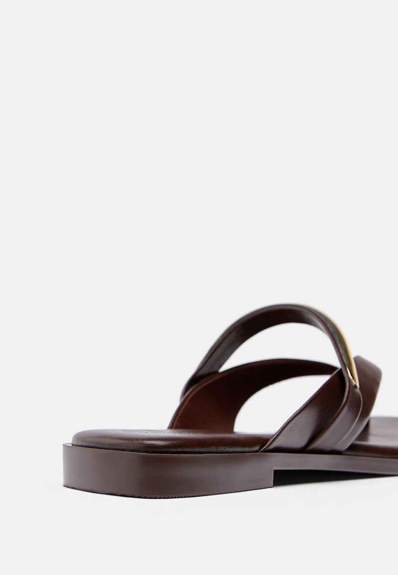 Сандалии-вьетнамки с металлическими деталями