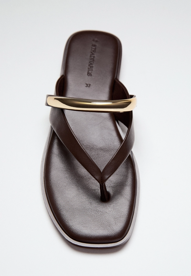 Сандалии-вьетнамки с металлическими деталями