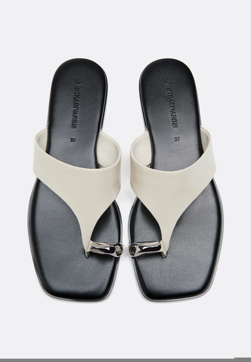 Шлепанцы с металлическим элементом