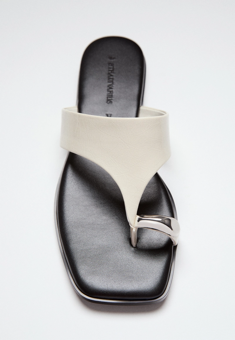 Шлепанцы с металлическим элементом