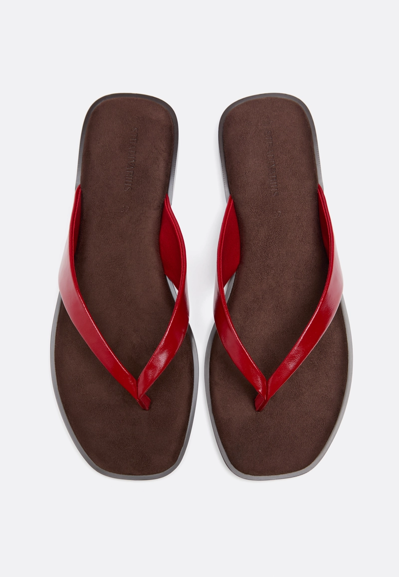 Сандалии на плоской подошве с перемычкой между пальцами