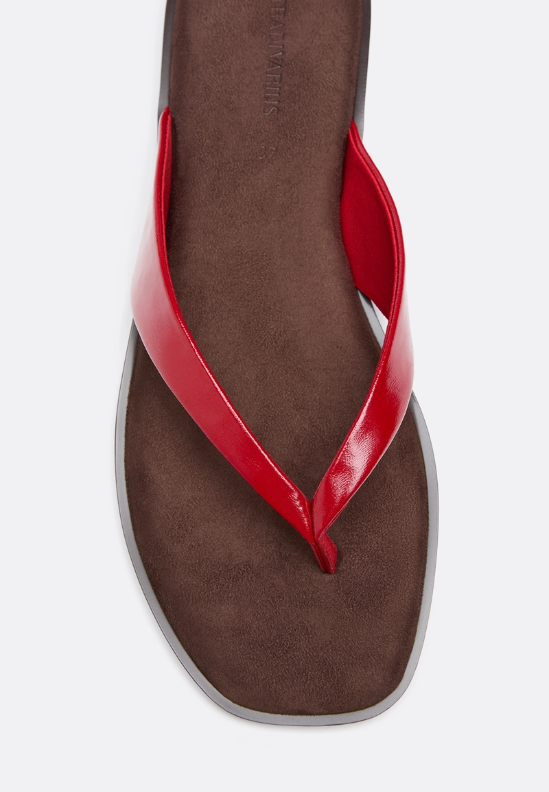 Сандалии на плоской подошве с перемычкой между пальцами