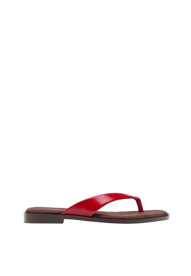 Сандалии на плоской подошве с перемычкой между пальцами