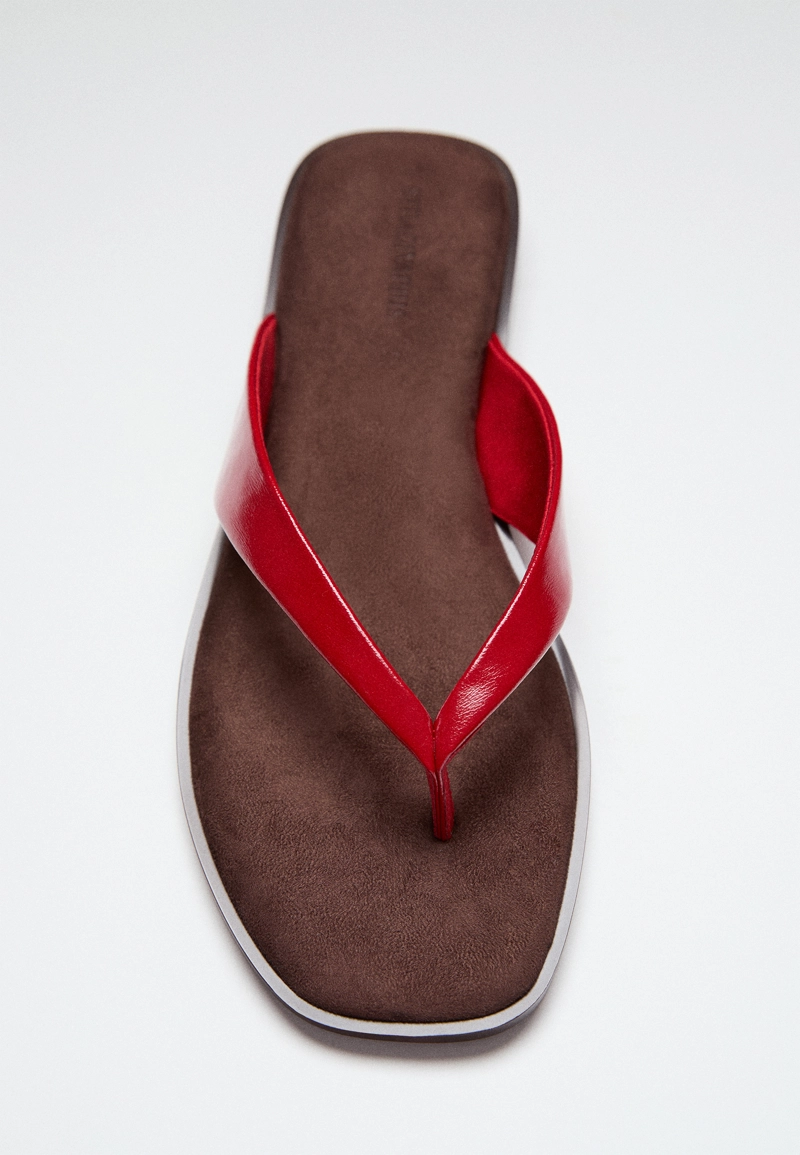 Сандалии на плоской подошве с перемычкой между пальцами