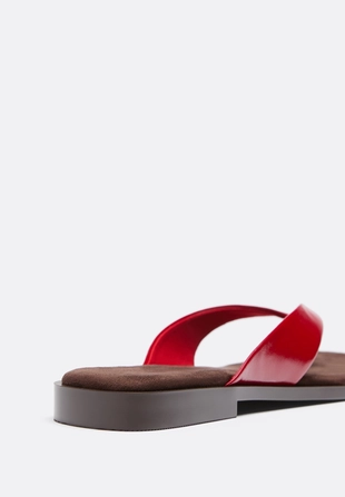 Сандалии на плоской подошве с перемычкой между пальцами- Заказать в России