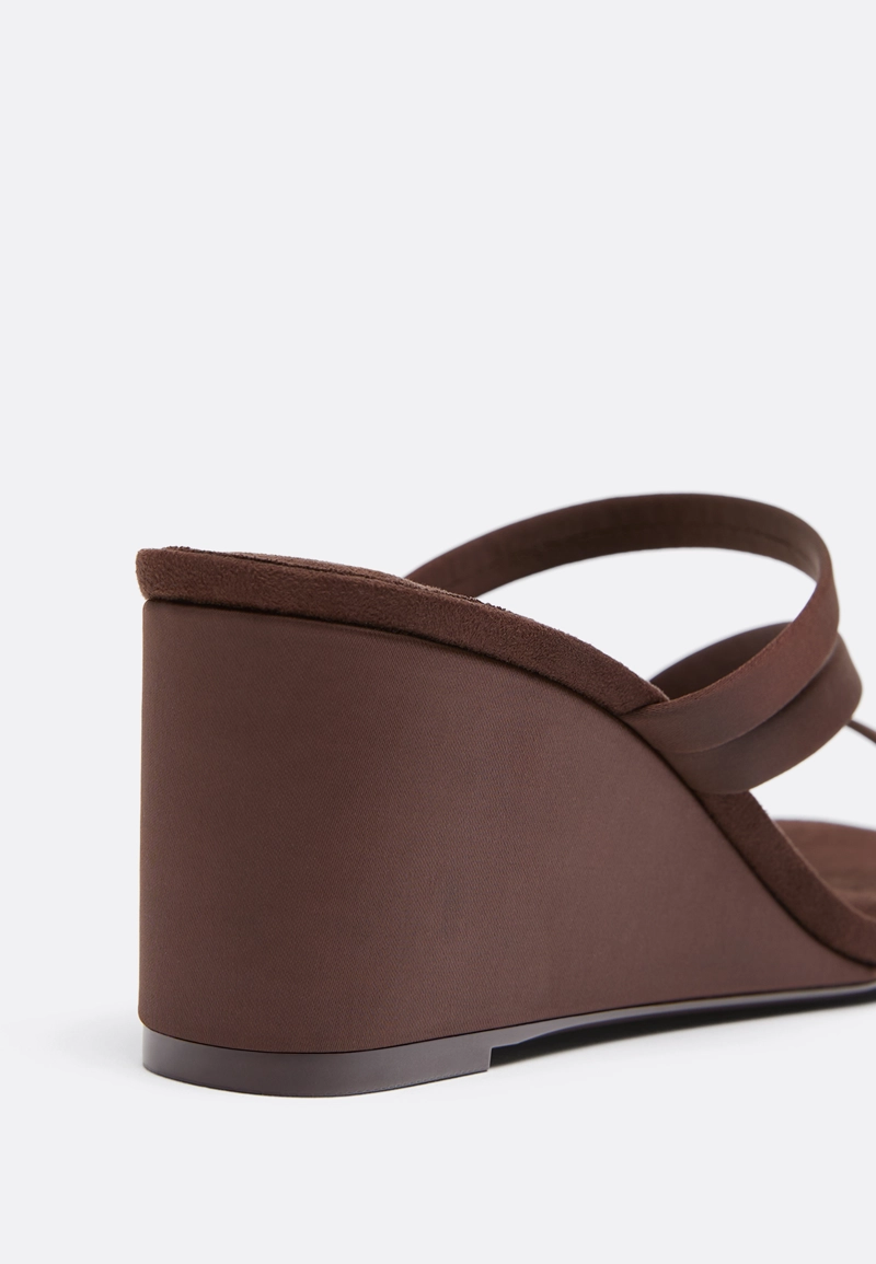 Босоножки на танкетке с платформой