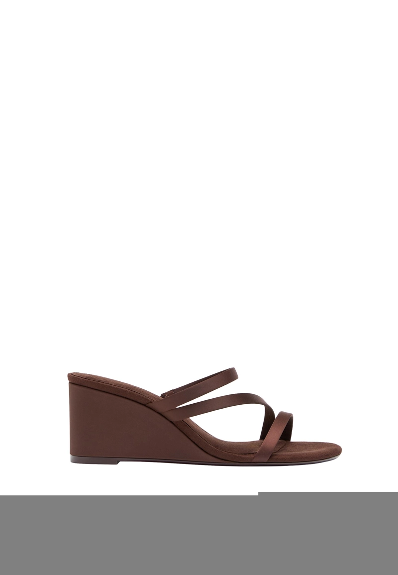 Босоножки на танкетке с платформой