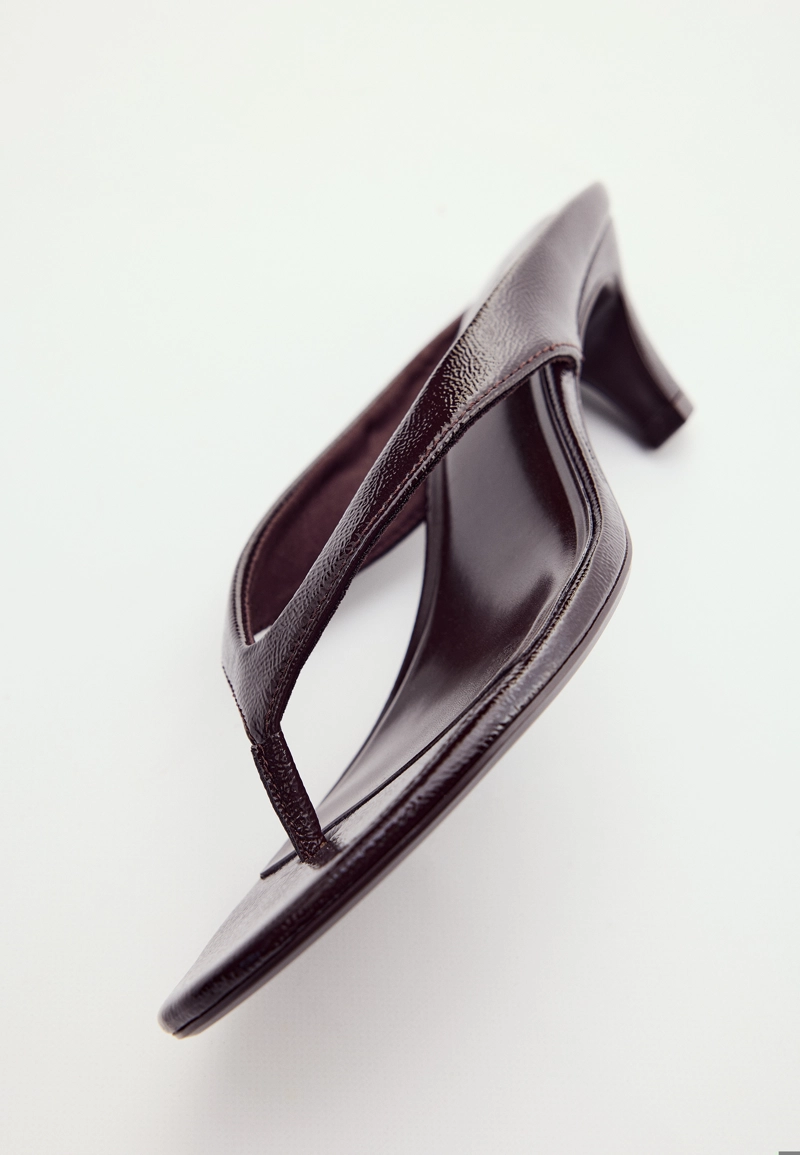 Босоножки на каблуке с ремешком thong из искусственной кожи