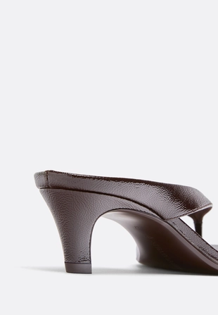 Босоножки на каблуке с ремешком thong из искусственной кожи- Заказать в России