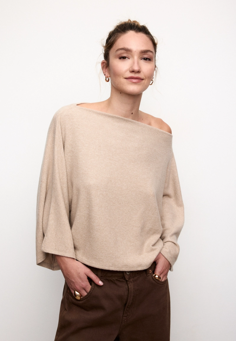 Накидка с вырезом-лодочкой