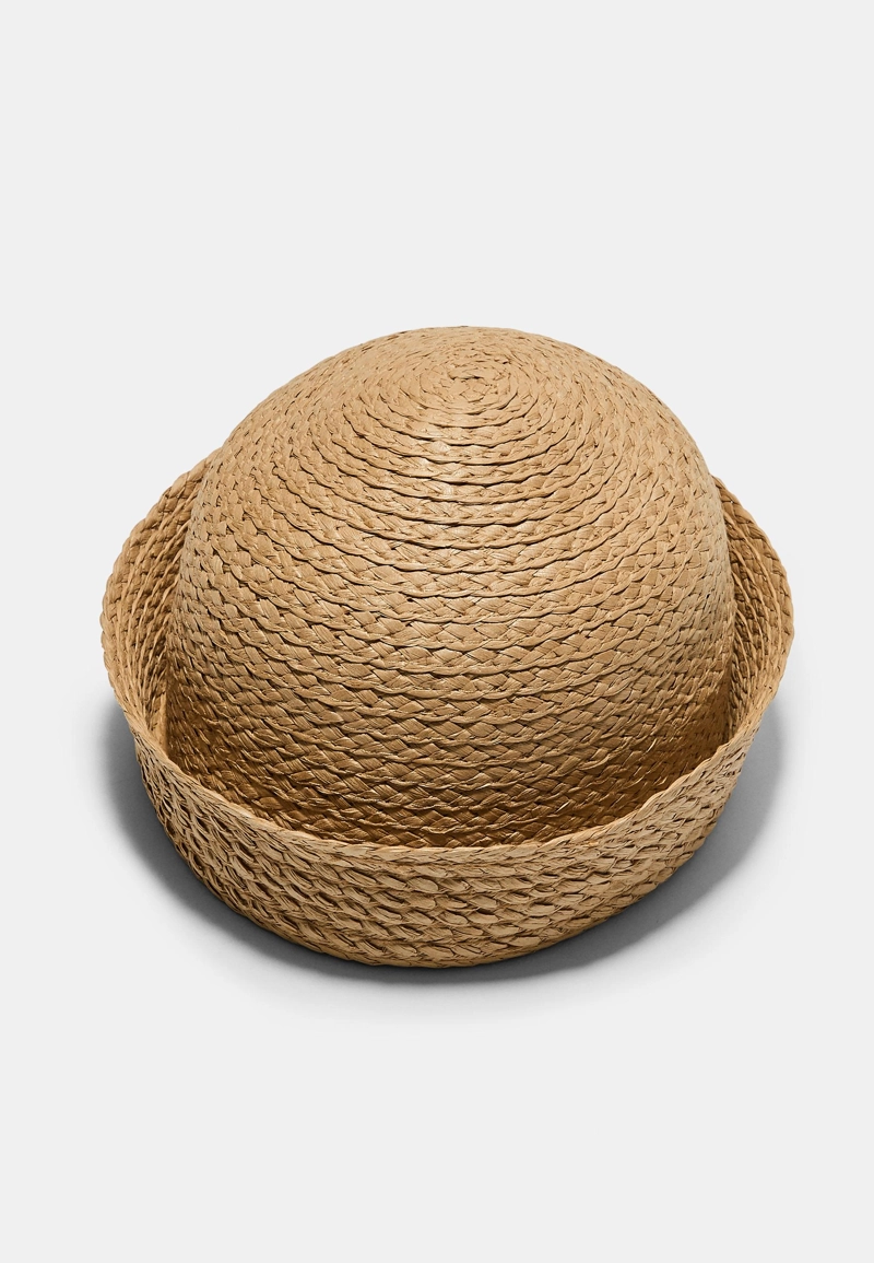 Плетеная шапка из рафии