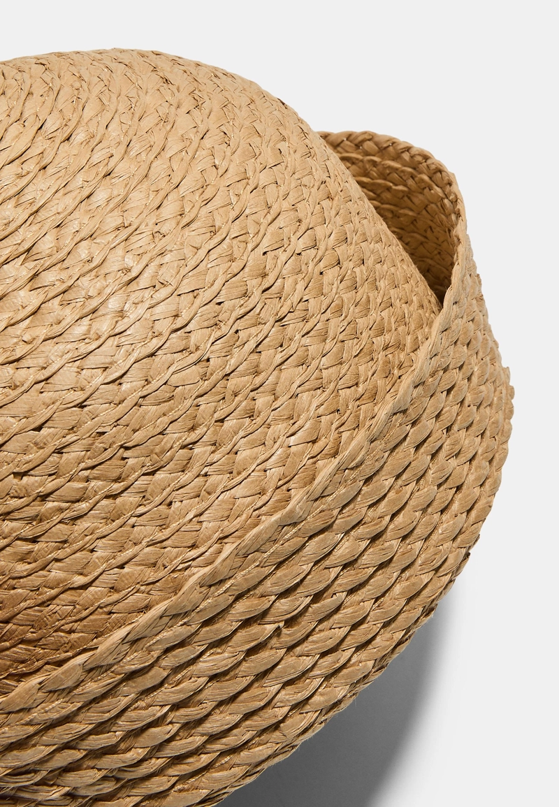 Плетеная шапка из рафии