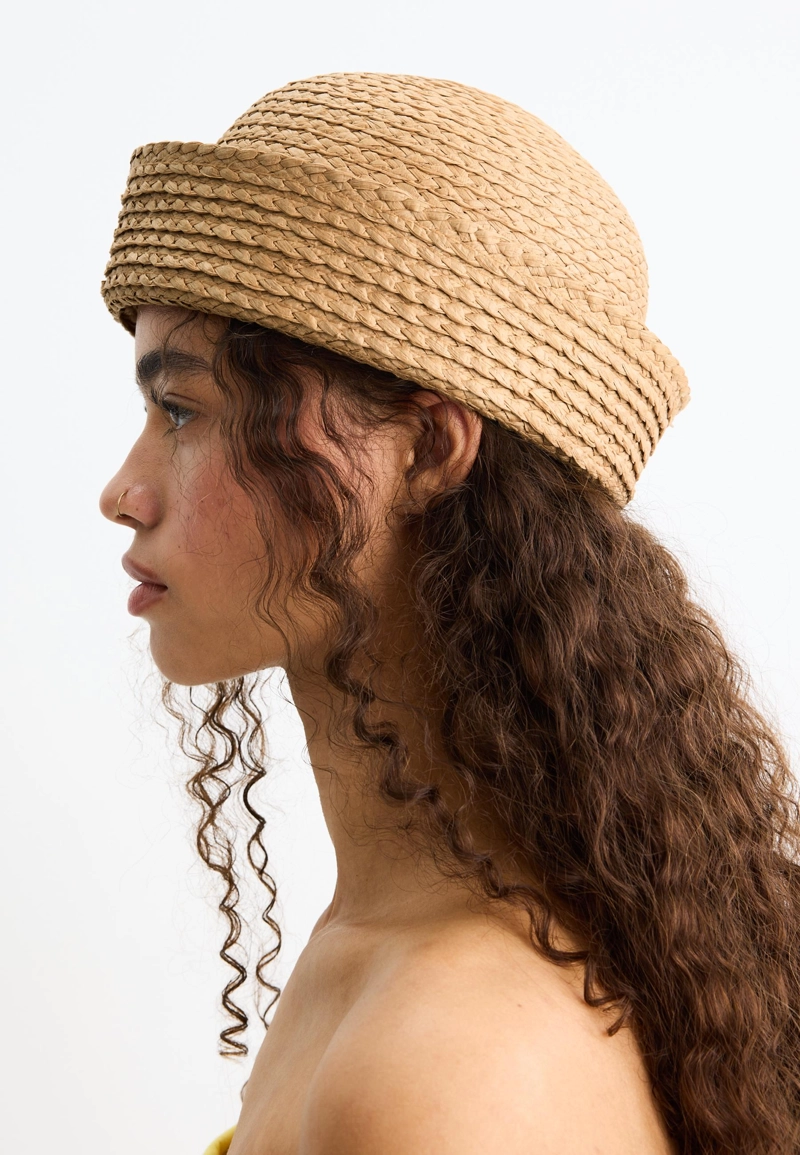 Плетеная шапка из рафии