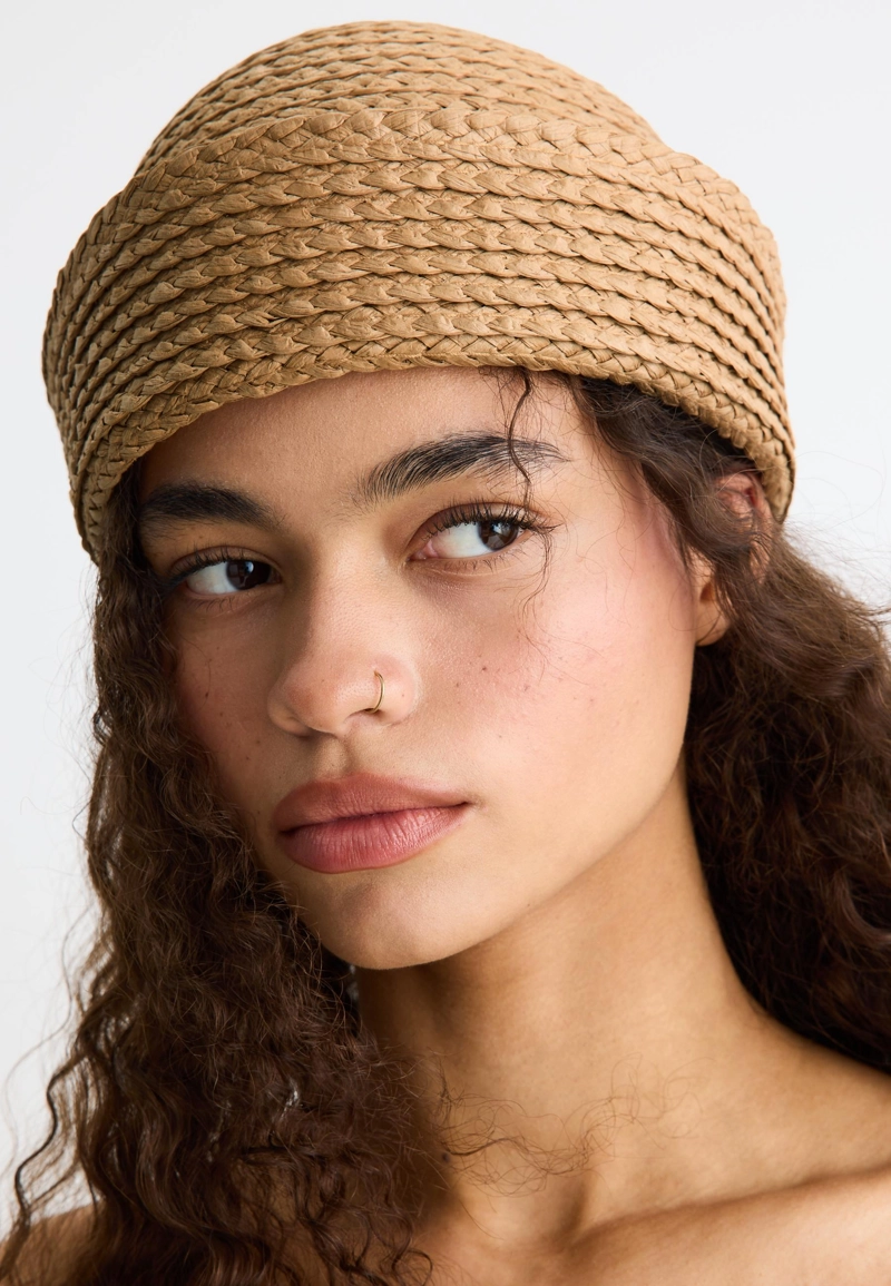 Плетеная шапка из рафии