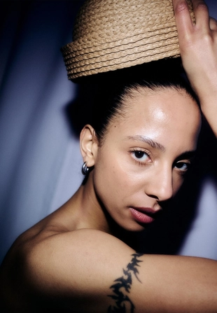 Плетеная шапка из рафии- Заказать в России