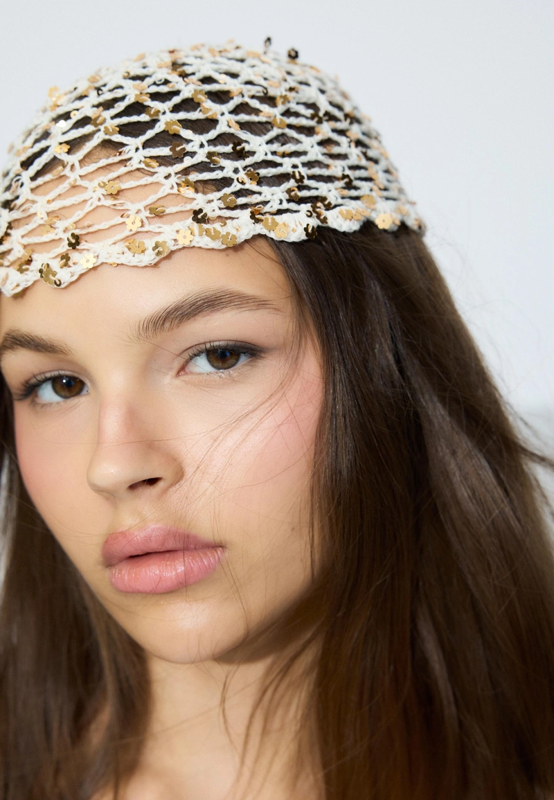 Шляпка-таблетка с пайетками