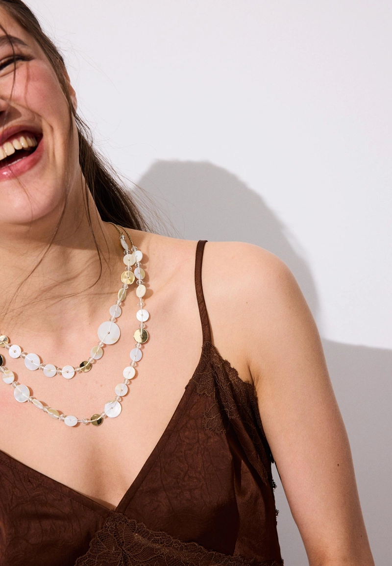 Длинное колье с пуговицами