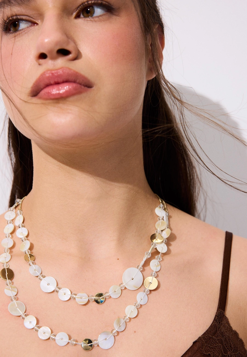 Длинное колье с пуговицами