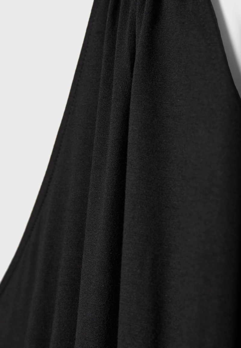 Платье с горловиной халтер