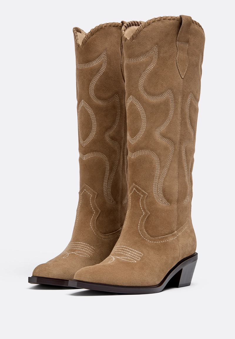 Кожаные сапоги на каблуке в ковбойском стиле